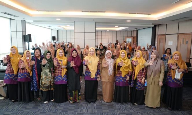 
					Bunda PAUD Makassar Melinda Aksa foto bersama peserta usai membuka kegiatan parenting PAUD inklusif di Hotel Vasaka Makassar, Selasa (28/04/2026) (Foto: Istimewa)