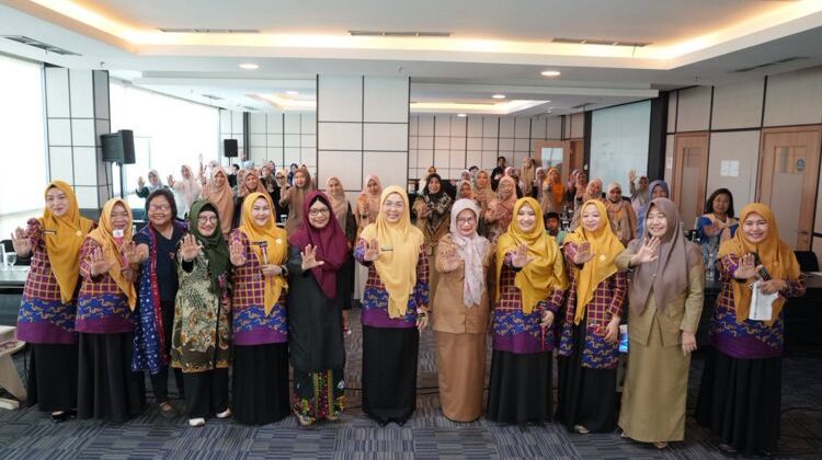 Bunda PAUD Makassar Melinda Aksa foto bersama peserta usai membuka kegiatan parenting PAUD inklusif di Hotel Vasaka Makassar, Selasa (28/04/2026) (Foto: Istimewa)