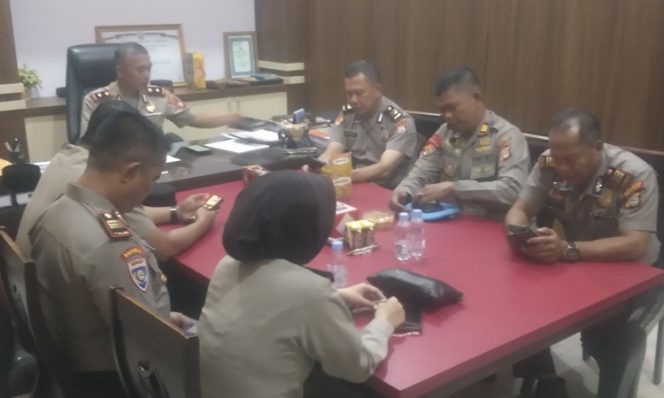 
					Wakapolres Gowa KOMPOL Gani, S.H., M.H saat memimpin rapat panitia qurban dalam rangka persiapan Idul Adha 1447 H/2026 M di ruang kerja Wakapolres Gowa, Rabu (29/4/2026) (Foto: Istimewa).
