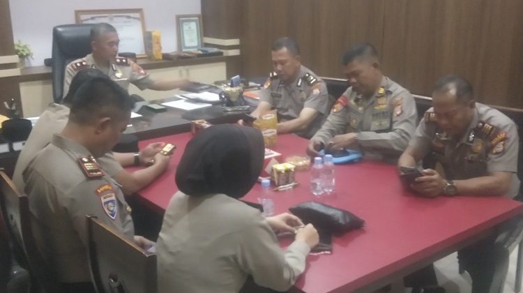 Wakapolres Gowa KOMPOL Gani, S.H., M.H saat memimpin rapat panitia qurban dalam rangka persiapan Idul Adha 1447 H/2026 M di ruang kerja Wakapolres Gowa, Rabu (29/4/2026) (Foto: Istimewa).