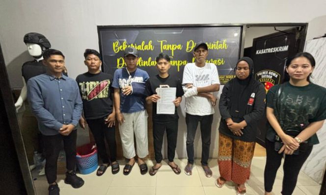 
					Reza dan Lalli menunjukkan surat kesepakatan damai usai proses restorative justice, didampingi Kanit Reskrim Polsek Barombong, Kabupaten Gowa, Selasa (28/04/2026) (Foto: Istimewa)