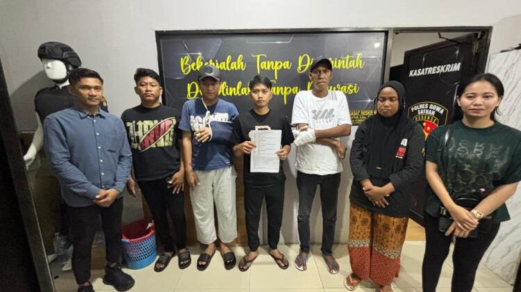 Reza dan Lalli menunjukkan surat kesepakatan damai usai proses restorative justice, didampingi Kanit Reskrim Polsek Barombong, Kabupaten Gowa, Selasa (28/04/2026) (Foto: Istimewa)
