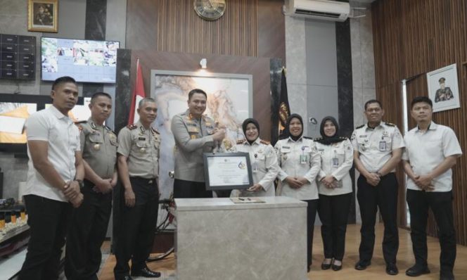 
					Penyerahan piagam penghargaan dari Lapas Perempuan Kelas IIA Sungguminasa kepada Kapolres Gowa Muhammad Aldy Sulaiman berlangsung dalam suasana penuh keakraban sebagai bentuk penguatan sinergi antarinstansi, Kabupaten Gowa, Rabu (29/4/2026) (Foto: Istimewa)