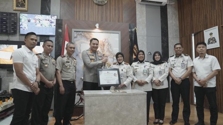 Penyerahan piagam penghargaan dari Lapas Perempuan Kelas IIA Sungguminasa kepada Kapolres Gowa Muhammad Aldy Sulaiman berlangsung dalam suasana penuh keakraban sebagai bentuk penguatan sinergi antarinstansi, Kabupaten Gowa, Rabu (29/4/2026) (Foto: Istimewa)