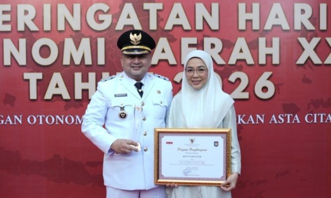 
					Wali Kota Makassar Munafri Arifuddin bersama Ketua PKK Kota Makassar Melinda Aksa usai menerima penghargaan kinerja terbaik pada peringatan Hari Otonomi Daerah 2026, Plaza Kemendagri, Jakarta, Senin (27/4/2026) (Foto: Istimewa)