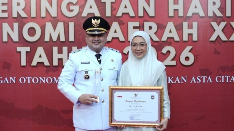 Wali Kota Makassar Munafri Arifuddin bersama Ketua PKK Kota Makassar Melinda Aksa usai menerima penghargaan kinerja terbaik pada peringatan Hari Otonomi Daerah 2026, Plaza Kemendagri, Jakarta, Senin (27/4/2026) (Foto: Istimewa)