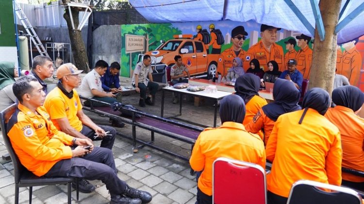 Kepala BPBD Kota Makassar, Fadli Tahar, memimpin rapat pemantapan kesiapsiagaan menjelang HKBN 2026 bersama jajaran dan stakeholder di Kantor BPBD Makassar, Selasa (28 April 2026) (Foto: Istimewa)