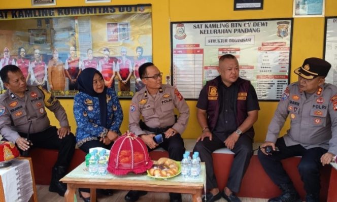 
					Kasat Binmas Polrestabes Makassar AKBP Darwis bersama Ketua RW 01 Syamsir Saeni dan warga saat melakukan kunjungan serta penilaian Satkamling di Kompleks CV Dewi, Panakkukang, Makassar, Senin (27/4/2026) (Foto: Istimewa)