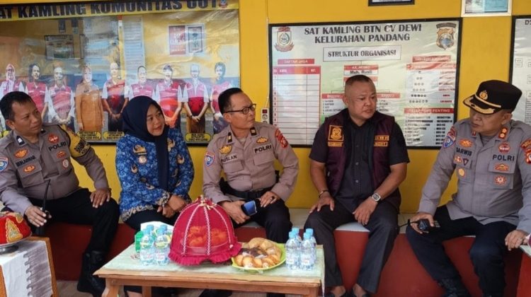 Kasat Binmas Polrestabes Makassar AKBP Darwis bersama Ketua RW 01 Syamsir Saeni dan warga saat melakukan kunjungan serta penilaian Satkamling di Kompleks CV Dewi, Panakkukang, Makassar, Senin (27/4/2026) (Foto: Istimewa)