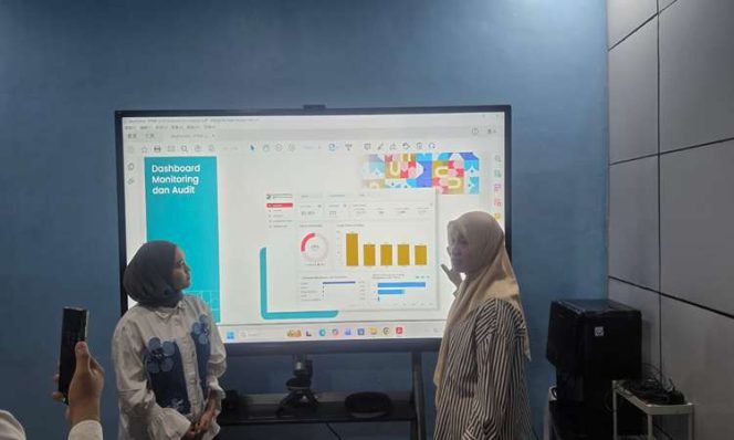 
					Petugas Dinas Pendidikan Kota Makassar melakukan uji coba sistem SPMB 2026 berbasis digital Lontara+ untuk memastikan validasi NISN dan sinkronisasi data siswa berjalan lancar di Makassar, Minggu (17/5/2026) (Foto: Istimewa)