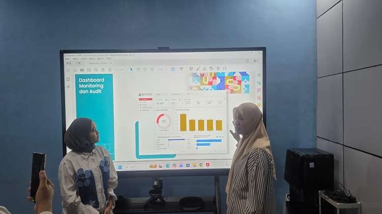 Petugas Dinas Pendidikan Kota Makassar melakukan uji coba sistem SPMB 2026 berbasis digital Lontara+ untuk memastikan validasi NISN dan sinkronisasi data siswa berjalan lancar di Makassar, Minggu (17/5/2026) (Foto: Istimewa)