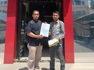 Tim Kuasa hukum korban menunjukkan bukti laporan dugaan penipuan jual beli tanah di Polres Gowa usai pelaporan resmi dilakukan. Gowa, Sabtu (23/5/2026) (Foto: Istimewa)