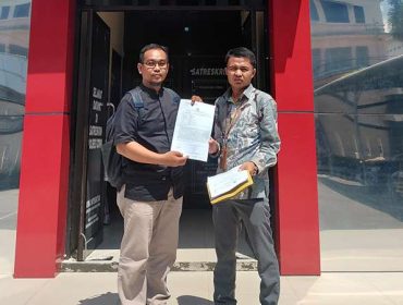 Tim Kuasa hukum korban menunjukkan bukti laporan dugaan penipuan jual beli tanah di Polres Gowa usai pelaporan resmi dilakukan. Gowa, Sabtu (23/5/2026) (Foto: Istimewa)