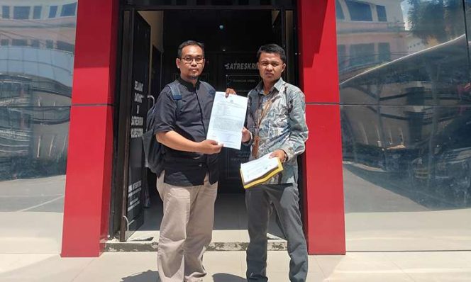 
					Tim Kuasa hukum korban menunjukkan bukti laporan dugaan penipuan jual beli tanah di Polres Gowa usai pelaporan resmi dilakukan. Gowa, Sabtu (23/5/2026) (Foto: Istimewa)