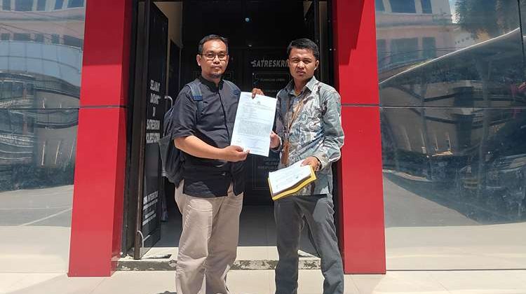 Tim Kuasa hukum korban menunjukkan bukti laporan dugaan penipuan jual beli tanah di Polres Gowa usai pelaporan resmi dilakukan. Gowa, Sabtu (23/5/2026) (Foto: Istimewa)