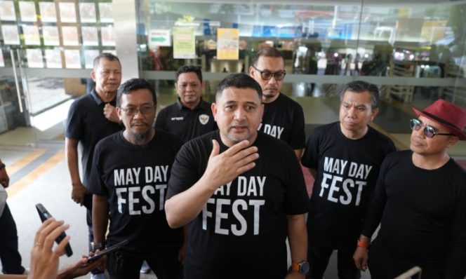 
					Wali Kota Makassar Munafri Arifuddin berbaur bersama para buruh dalam suasana May Day Fest 2026 yang penuh kebersamaan, Lapangan Karebosi, Makassar, Jumat (1/5/2026) (Foto: Istimewa)