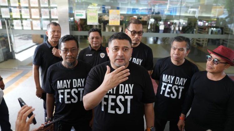 Wali Kota Makassar Munafri Arifuddin berbaur bersama para buruh dalam suasana May Day Fest 2026 yang penuh kebersamaan, Lapangan Karebosi, Makassar, Jumat (1/5/2026) (Foto: Istimewa)