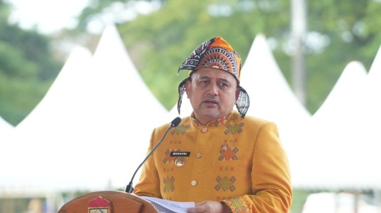 Wali Kota Makassar, Munafri Arifuddin, memimpin upacara peringatan Hardiknas 2026 dan menyampaikan komitmen peningkatan insentif guru serta pembenahan fasilitas sekolah di Lapangan Karebosi, Sabtu (2/5/2026) (Foto: Istimewa)