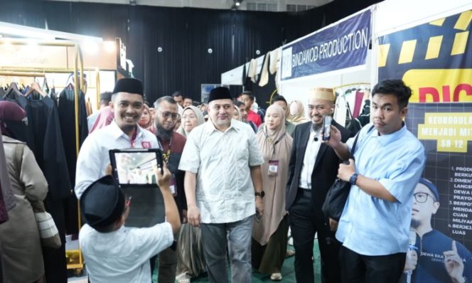 
					Wali Kota Makassar, Munafri Arifuddin, saat berkeliling meninjau booth dan menyapa pelaku UMKM di ajang Muslim Life Fair 2026 di SMMCC Makassar, Sabtu (3/5/2026) (Foto: Istimewa)