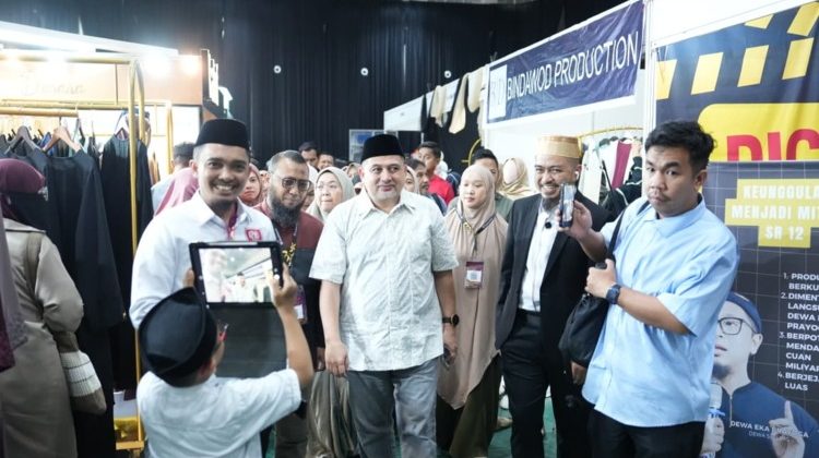 Wali Kota Makassar, Munafri Arifuddin, saat berkeliling meninjau booth dan menyapa pelaku UMKM di ajang Muslim Life Fair 2026 di SMMCC Makassar, Sabtu (3/5/2026) (Foto: Istimewa)