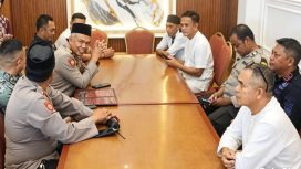 Kapolsek Tamalate Kompol Muh. Thamrin, Sekcam Tamalate Saddam Musma, dan Ketua MAKI Sulsel Hidayat Akbar, SH saat mengikuti rapat koordinasi persiapan sosialisasi P4GN bersama unsur pemerintah dan tokoh masyarakat di Rumah Makan Bone Tamparang, Jalan Daeng Tata Raya, Makassar, Jumat (08/5/2026) (Foto: Rendy)