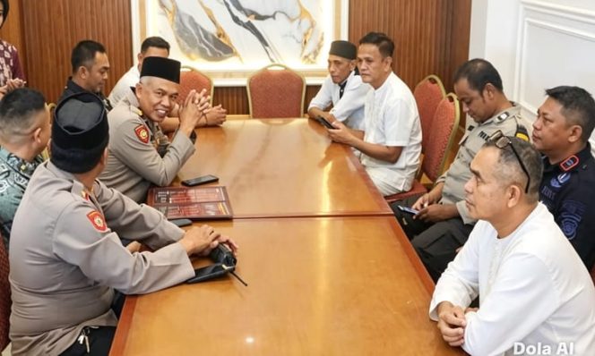
					Kapolsek Tamalate Kompol Muh. Thamrin, Sekcam Tamalate Saddam Musma, dan Ketua MAKI Sulsel Hidayat Akbar, SH saat mengikuti rapat koordinasi persiapan sosialisasi P4GN bersama unsur pemerintah dan tokoh masyarakat di Rumah Makan Bone Tamparang, Jalan Daeng Tata Raya, Makassar, Jumat (08/5/2026) (Foto: Rendy)
