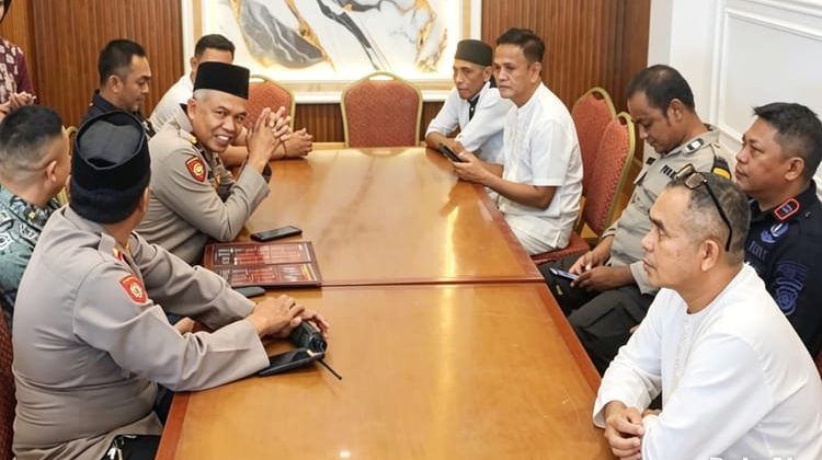 Kapolsek Tamalate Kompol Muh. Thamrin, Sekcam Tamalate Saddam Musma, dan Ketua MAKI Sulsel Hidayat Akbar, SH saat mengikuti rapat koordinasi persiapan sosialisasi P4GN bersama unsur pemerintah dan tokoh masyarakat di Rumah Makan Bone Tamparang, Jalan Daeng Tata Raya, Makassar, Jumat (08/5/2026) (Foto: Rendy)