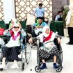 Jemaah haji lansia menggunakan kursi roda saat didampingi petugas PPIH Embarkasi Makassar menuju area pelayanan keberangkatan haji 2026 di Asrama Haji Sudiang Makassar, Kamis (7/5/2026) (Foto: Istimewa)