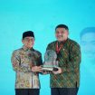 Wali Kota Munafri Arifuddin menerima penghargaan Paritrana Award 2025 yang diserahkan oleh Muhaimin Iskandar sebagai bentuk apresiasi atas komitmen Pemerintah Kota Makassar dalam perlindungan pekerja rentan melalui Program Makassar Berjasa. Jakarta Selatan, Jumat (8/5/2026) (Foto: Istimewa)