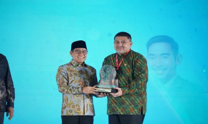 
					Wali Kota Munafri Arifuddin menerima penghargaan Paritrana Award 2025 yang diserahkan oleh Muhaimin Iskandar sebagai bentuk apresiasi atas komitmen Pemerintah Kota Makassar dalam perlindungan pekerja rentan melalui Program Makassar Berjasa. Jakarta Selatan, Jumat (8/5/2026) (Foto: Istimewa)