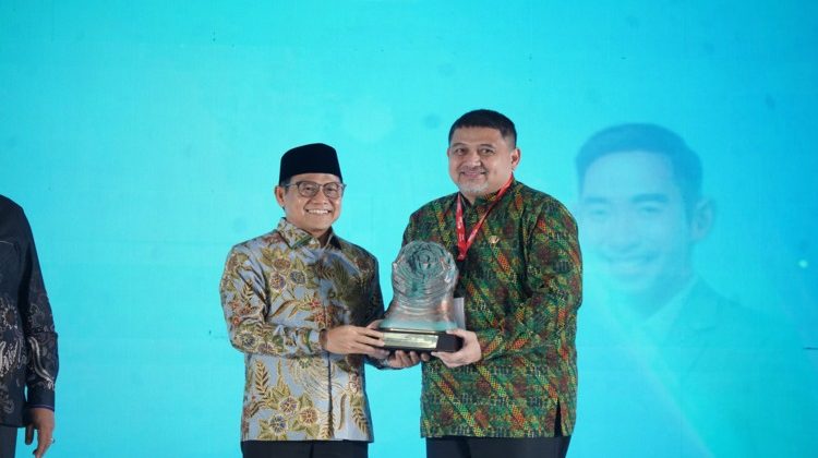 Wali Kota Munafri Arifuddin menerima penghargaan Paritrana Award 2025 yang diserahkan oleh Muhaimin Iskandar sebagai bentuk apresiasi atas komitmen Pemerintah Kota Makassar dalam perlindungan pekerja rentan melalui Program Makassar Berjasa. Jakarta Selatan, Jumat (8/5/2026) (Foto: Istimewa)
