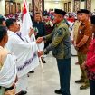 Kepala Kanwil Kementerian Haji dan Umrah Papua H Musa Narwawan melepas jamaah haji Kloter 27 UPG Embarkasi Makassar menuju Tanah Suci di Asrama Haji Sudiang, Makassar, Minggu (10/5/2026) (Foto: Humas Kanwil Kemenhaj Sulsel)