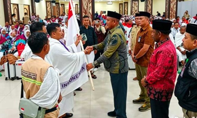 
					Kepala Kanwil Kementerian Haji dan Umrah Papua H Musa Narwawan melepas jamaah haji Kloter 27 UPG Embarkasi Makassar menuju Tanah Suci di Asrama Haji Sudiang, Makassar, Minggu (10/5/2026) (Foto: Humas Kanwil Kemenhaj Sulsel)