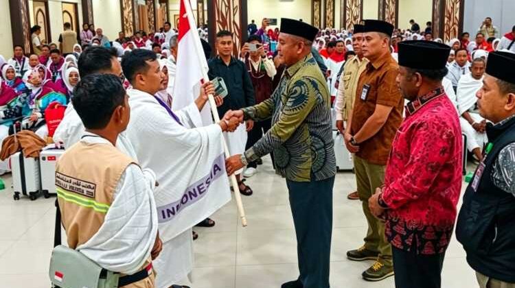 Kepala Kanwil Kementerian Haji dan Umrah Papua H Musa Narwawan melepas jamaah haji Kloter 27 UPG Embarkasi Makassar menuju Tanah Suci di Asrama Haji Sudiang, Makassar, Minggu (10/5/2026) (Foto: Humas Kanwil Kemenhaj Sulsel)