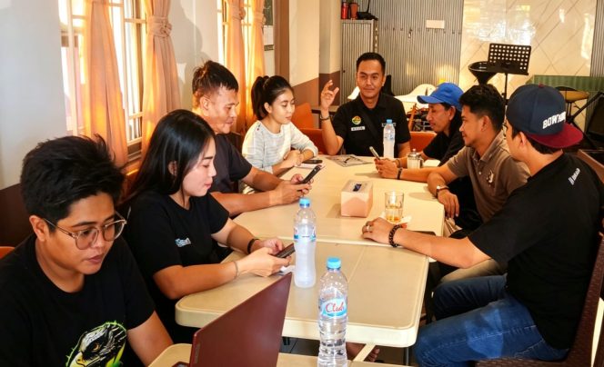 
					Ketua MAKI Sulsel Hidayat Akbar, SH., memberikan arahan saat rapat finalisasi panitia Sosialisasi P4GN bertema “Lorongku Bersinar, Keluarga Bebas Narkoba” di Warkop Daeng Ta, Jalan Daeng Tata Raya, Makassar, Senin (11/5/2026) (Foto: Arya)