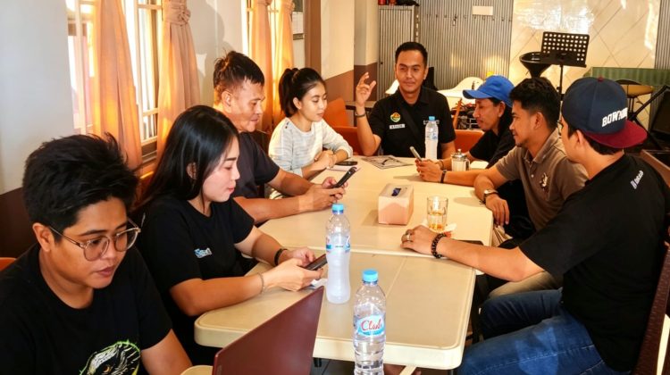 Ketua MAKI Sulsel Hidayat Akbar, SH., memberikan arahan saat rapat finalisasi panitia Sosialisasi P4GN bertema “Lorongku Bersinar, Keluarga Bebas Narkoba” di Warkop Daeng Ta, Jalan Daeng Tata Raya, Makassar, Senin (11/5/2026) (Foto: Arya)