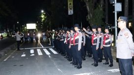 Kapolrestabes Makassar Kombes Pol Arya Perdana memberikan arahan kepada personel gabungan sebelum patroli dan razia geng motor di wilayah perbatasan Kota Makassar, Selasa dini hari (12/5/2026) (Foto: Istimewa)