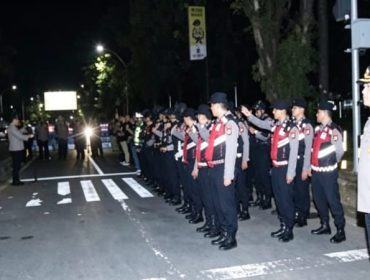 Kapolrestabes Makassar Kombes Pol Arya Perdana memberikan arahan kepada personel gabungan sebelum patroli dan razia geng motor di wilayah perbatasan Kota Makassar, Selasa dini hari (12/5/2026) (Foto: Istimewa)