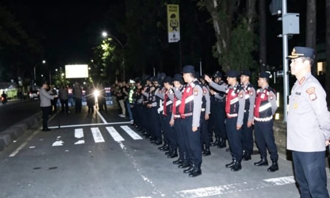 
					Kapolrestabes Makassar Kombes Pol Arya Perdana memberikan arahan kepada personel gabungan sebelum patroli dan razia geng motor di wilayah perbatasan Kota Makassar, Selasa dini hari (12/5/2026) (Foto: Istimewa)