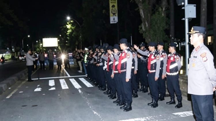 Kapolrestabes Makassar Kombes Pol Arya Perdana memberikan arahan kepada personel gabungan sebelum patroli dan razia geng motor di wilayah perbatasan Kota Makassar, Selasa dini hari (12/5/2026) (Foto: Istimewa)