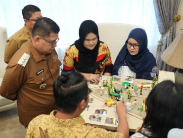 Wali Kota Makassar, Munafri Arifuddin, saat memperhatikan permainan dan aktivitas penyandang disabilitas dalam audiensi penguatan aksesibilitas ruang publik di Rumah Jabatan Wali Kota Makassar, Selasa (12/5/2026) (Foto: Istimewa)