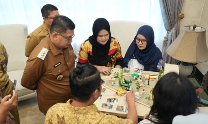 
					Wali Kota Makassar, Munafri Arifuddin, saat memperhatikan permainan dan aktivitas penyandang disabilitas dalam audiensi penguatan aksesibilitas ruang publik di Rumah Jabatan Wali Kota Makassar, Selasa (12/5/2026) (Foto: Istimewa)
