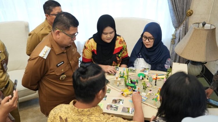Wali Kota Makassar, Munafri Arifuddin, saat memperhatikan permainan dan aktivitas penyandang disabilitas dalam audiensi penguatan aksesibilitas ruang publik di Rumah Jabatan Wali Kota Makassar, Selasa (12/5/2026) (Foto: Istimewa)