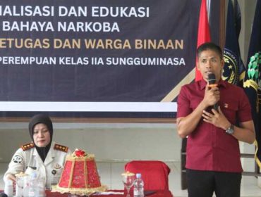 Kasat Resnarkoba Polres Gowa IPTU Firman, S.H., M.H. saat menjadi pemateri dalam kegiatan sosialisasi bahaya narkoba di Lapas Perempuan Kelas IIA Sungguminasa, Gowa, dalam keterangannya, Senin (12/5/2026) (Foto: Istimewa)