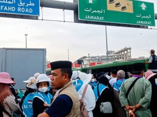 Jamaah haji asal Gowa yang tergabung dalam Kloter 5 UPG Embarkasi Makassar berjalan kaki menuju kawasan Jamarat di Mina sebagai bagian dari latihan fisik dan pengenalan jalur jelang puncak ibadah haji 2026. Foto diambil di Mina, Makkah, Rabu (13/5/2026) (Foto: Istimewa)