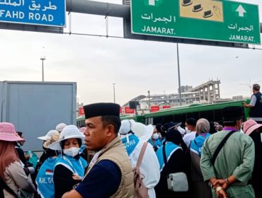 Jamaah haji asal Gowa yang tergabung dalam Kloter 5 UPG Embarkasi Makassar berjalan kaki menuju kawasan Jamarat di Mina sebagai bagian dari latihan fisik dan pengenalan jalur jelang puncak ibadah haji 2026. Foto diambil di Mina, Makkah, Rabu (13/5/2026) (Foto: Istimewa)