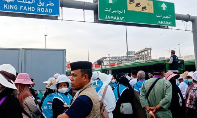 
					Jamaah haji asal Gowa yang tergabung dalam Kloter 5 UPG Embarkasi Makassar berjalan kaki menuju kawasan Jamarat di Mina sebagai bagian dari latihan fisik dan pengenalan jalur jelang puncak ibadah haji 2026. Foto diambil di Mina, Makkah, Rabu (13/5/2026) (Foto: Istimewa)