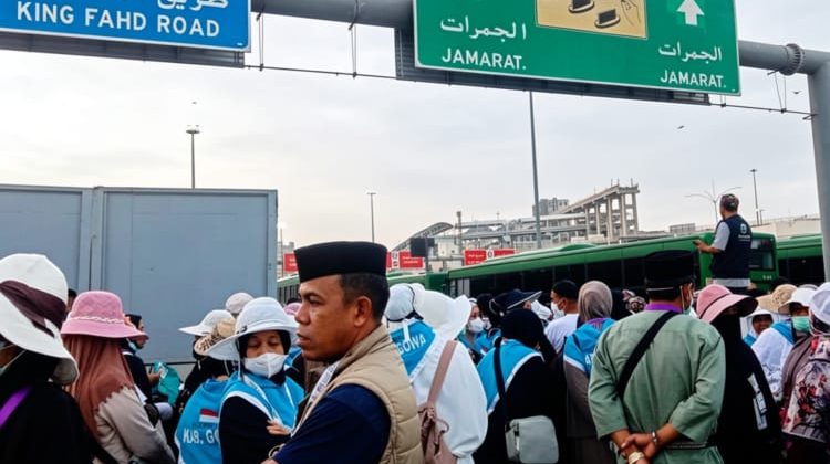 Jamaah haji asal Gowa yang tergabung dalam Kloter 5 UPG Embarkasi Makassar berjalan kaki menuju kawasan Jamarat di Mina sebagai bagian dari latihan fisik dan pengenalan jalur jelang puncak ibadah haji 2026. Foto diambil di Mina, Makkah, Rabu (13/5/2026) (Foto: Istimewa)