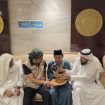 Saifuddin HM Abd Muin Saideng, imam masjid tunanetra asal Sinjai, berbincang dengan perwakilan Pemerintah Arab Saudi didampingi petugas haji Indonesia usai menerima penghormatan khusus di Tanah Suci di Hotel 608 Al-Hadaiq Al-Raqiah, Jarwal, Makkah, Rabu (13/5/2026) (Foto: Kanwil Kemenhaj Sulsel)