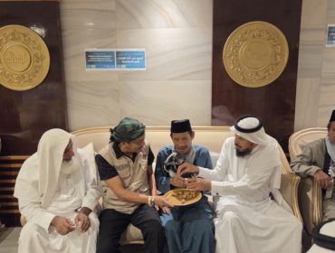 Saifuddin HM Abd Muin Saideng, imam masjid tunanetra asal Sinjai, berbincang dengan perwakilan Pemerintah Arab Saudi didampingi petugas haji Indonesia usai menerima penghormatan khusus di Tanah Suci di Hotel 608 Al-Hadaiq Al-Raqiah, Jarwal, Makkah, Rabu (13/5/2026) (Foto: Kanwil Kemenhaj Sulsel)